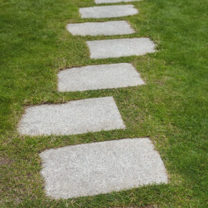 Jardin aménagé en pelouse avec allées en pavés drainants-Les Jardins de La Hulpe-Projet neuf-By the Way