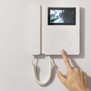 Poste extérieur avec caméra, écran vidéo intérieur et ouvre-porte intégré-Les Jardins de La Hulpe-Projet neuf-By the Way